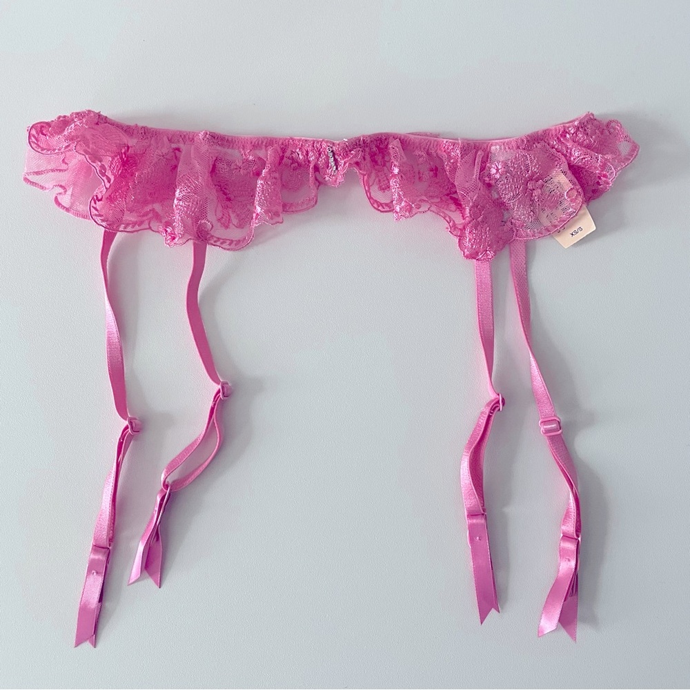 Victoria Secret’s Garter Belt in pink lace size XS/S - NWT